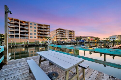 Dolphin Suite 2B Pet Friendly Waterfront Dock