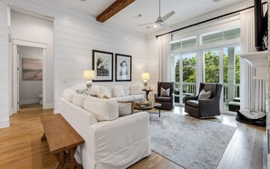 スマートテレビ、暖炉、テレビゲーム、書斎 / ワークスペース