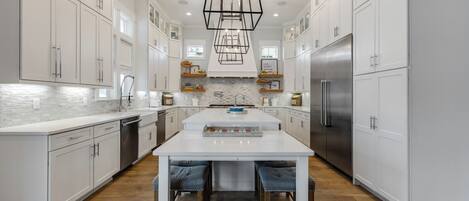 冰箱、微波炉、烤箱、炉灶