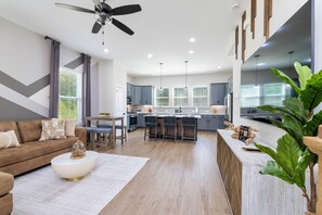 Smart TV - 3BR Mid-Century Modern Luxe Getaway (Charlotte)