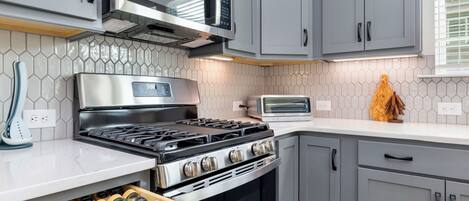 Refrigerador, microondas, horno y parrilla de estufa