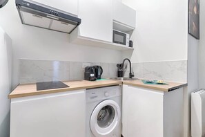 Fridge, microwave, stovetop, coffee/tea maker