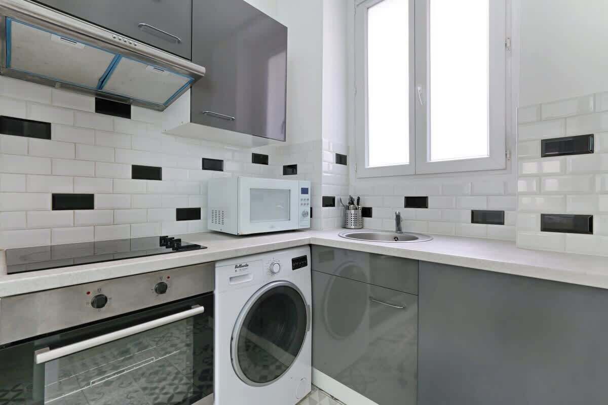 Een koelkast, een microgolfoven, een koffiezetapparaat/waterkoker