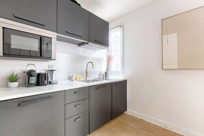 Fridge, microwave, oven, coffee/tea maker