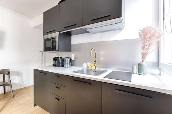 Fridge, microwave, oven, coffee/tea maker