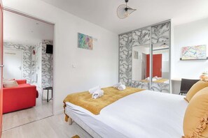 Tabla de planchar con plancha, cuna de viaje, wifi y ropa de cama 