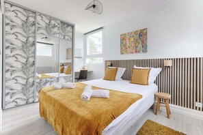 Iron/ironing board, travel crib, WiFi, bed sheets