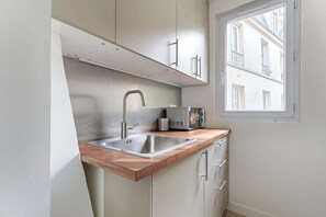 Réfrigérateur, micro-ondes, four, cafetière/bouilloire