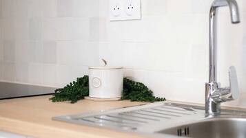 Kühlschrank, Mikrowelle, Wasserkocher mit Kaffee-/Teezubehör, Toaster