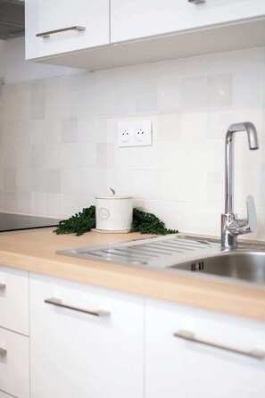 Kühlschrank, Mikrowelle, Wasserkocher mit Kaffee-/Teezubehör, Toaster