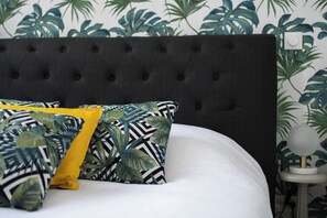Tabla de planchar con plancha, cuna de viaje, wifi y ropa de cama 
