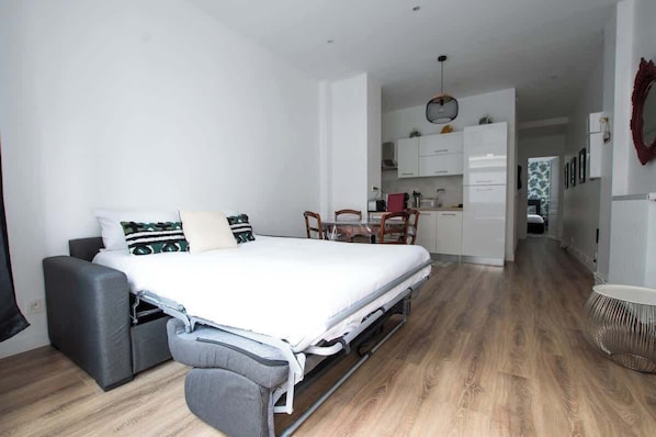 Iron/ironing board, travel cot, WiFi, bed sheets