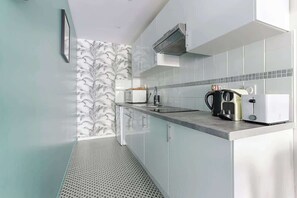 Refrigerador, microondas, parrilla de estufa y cafetera y tetera 