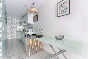 Kühlschrank, Mikrowelle, Herdplatte, Wasserkocher mit Kaffee-/Teezubehör
