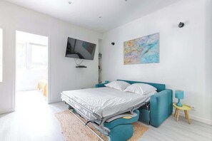 Iron/ironing board, WiFi, bed sheets