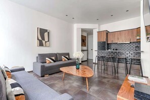 TV, offices - Sentier Historical Center Charming Apartment 6P (Paris)