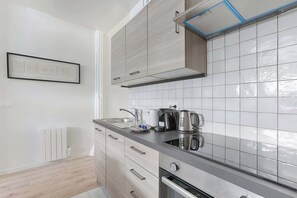 Jääkaappi, kahvin-/teenkeitin, leivänpaahdin