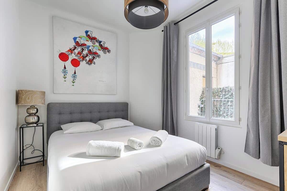 Iron/ironing board, WiFi, bed sheets