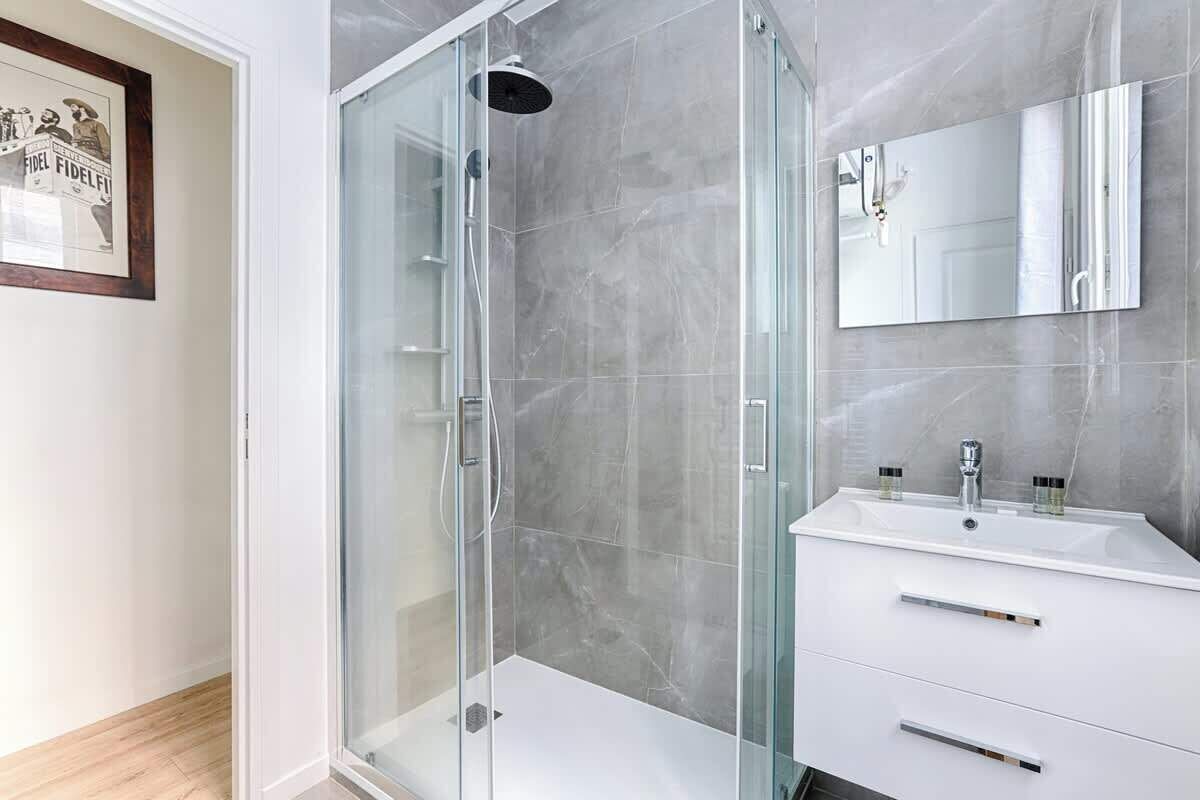 Shower, hair dryer, toilet paper