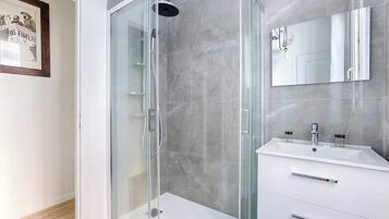 Shower, hair dryer, toilet paper
