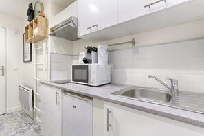 Jääkaappi, mikroaaltouuni, liesi, kahvin-/teenkeitin