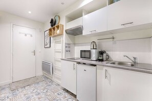 Refrigerador, microondas, parrilla de estufa y cafetera y tetera 