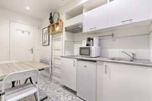 Jääkaappi, mikroaaltouuni, liesi, kahvin-/teenkeitin