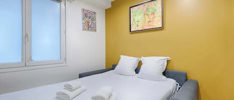 Iron/ironing board, WiFi, bed sheets