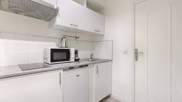 Réfrigérateur, micro-ondes, plaque de cuisson, cafetiÚre/bouilloire