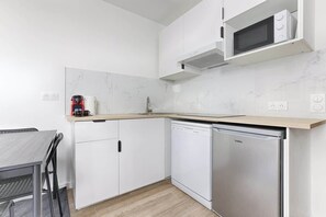 Coffee/tea maker, fridge, microwave, stovetop