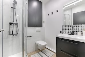 Regadera, amenidades de baño gratuitas, secadora de cabello, toallas