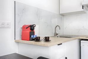 Coffee/tea maker, fridge, microwave, stovetop