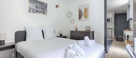 1 habitación, escritorio, tabla de planchar con plancha y cuna de viaje
