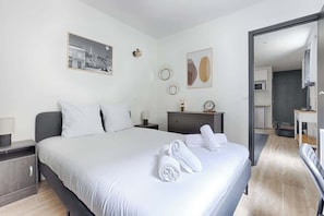 1 habitación, escritorio, tabla de planchar con plancha y cuna de viaje