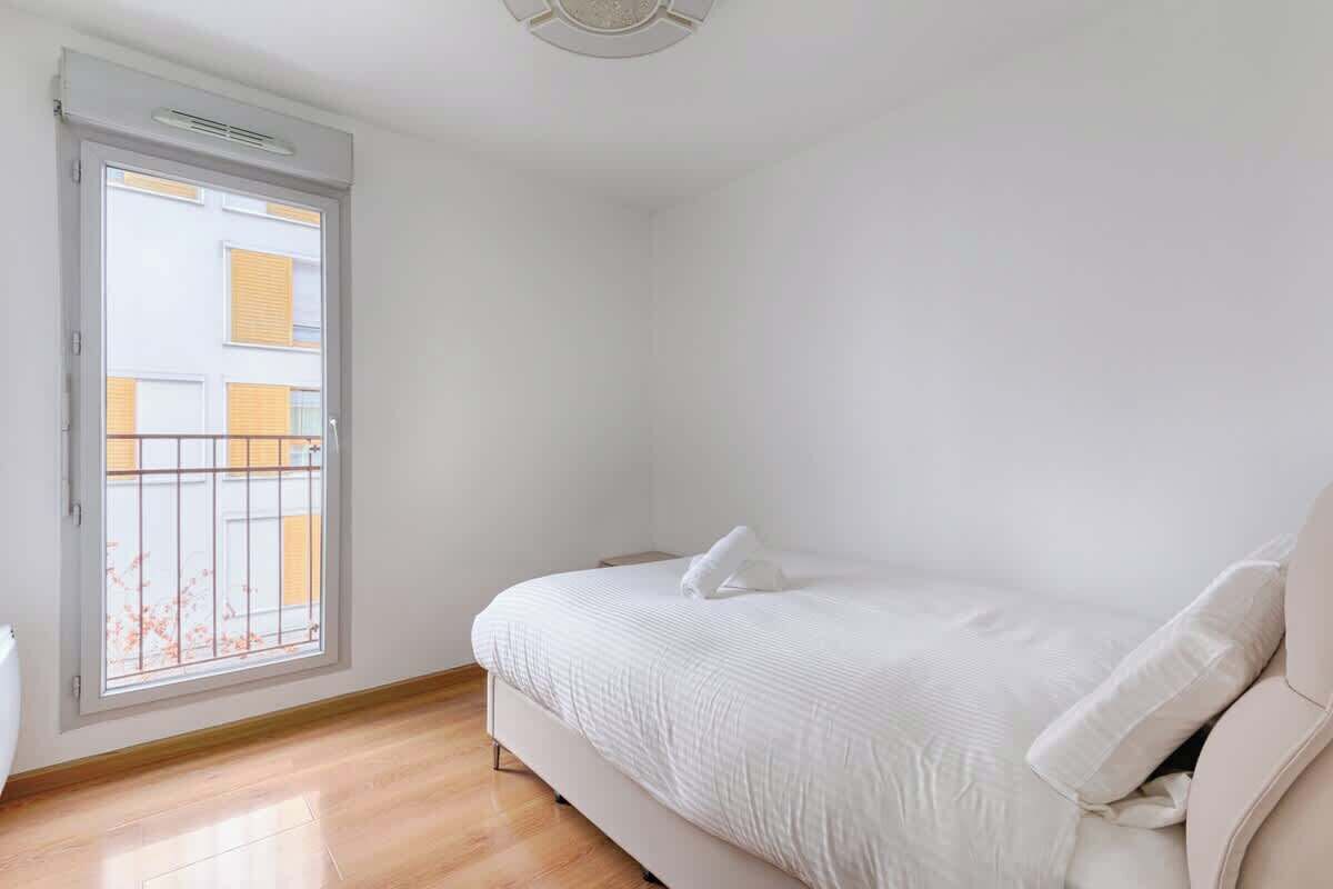 Escritorio, tabla de planchar con plancha, wifi y ropa de cama