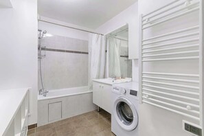 Ducha, secador de pelo, toallas, papel higiénico
