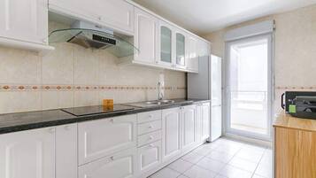 Réfrigérateur, micro-ondes, plaque de cuisson, cafetiÚre/bouilloire