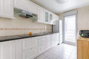 Kühlschrank, Mikrowelle, Wasserkocher mit Kaffee-/Teezubehör, Toaster