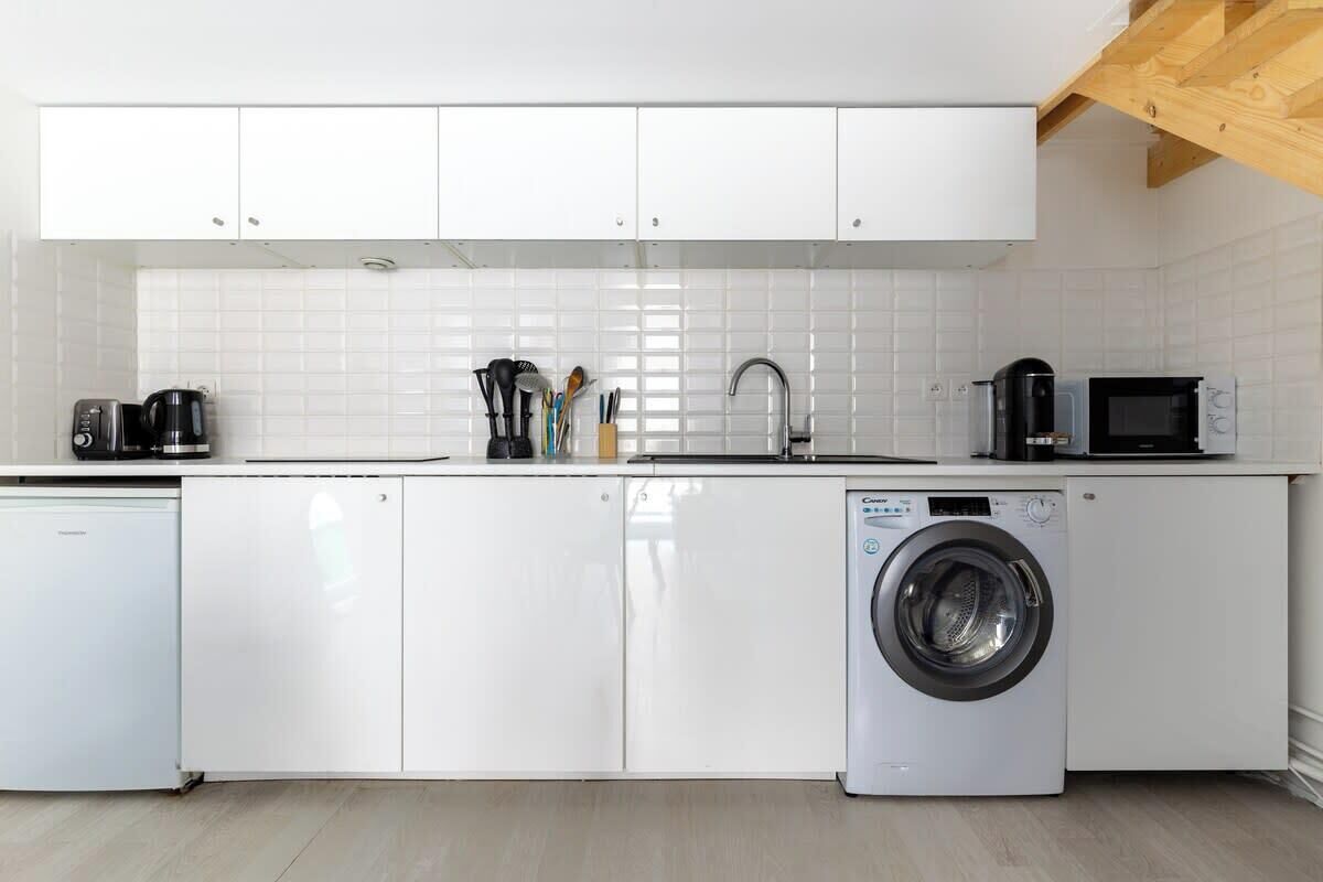 Fridge, stovetop, coffee/tea maker, toaster