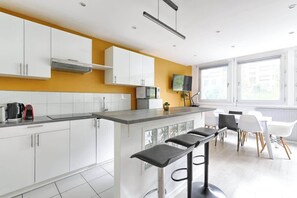 Kühlschrank, Mikrowelle, Ofen, Herdplatte