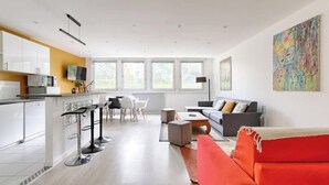 Un espacio habitable moderno con cocina, comedor y zona de estar.