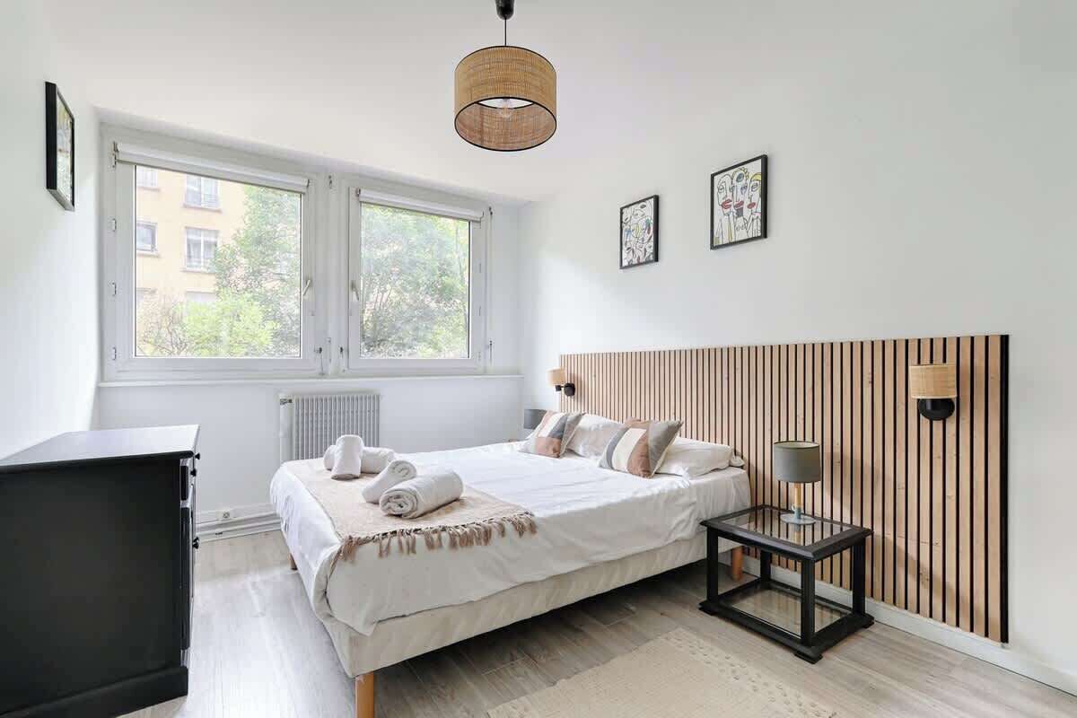 Fer et planche à repasser, lit parapluie, Wi-Fi, draps fournis