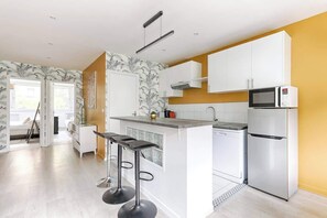 Kühlschrank, Mikrowelle, Ofen, Herdplatte