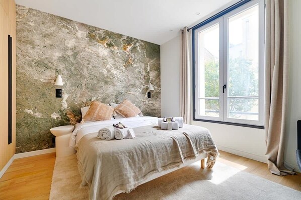 3 bedrooms, iron/ironing board, WiFi, bed sheets