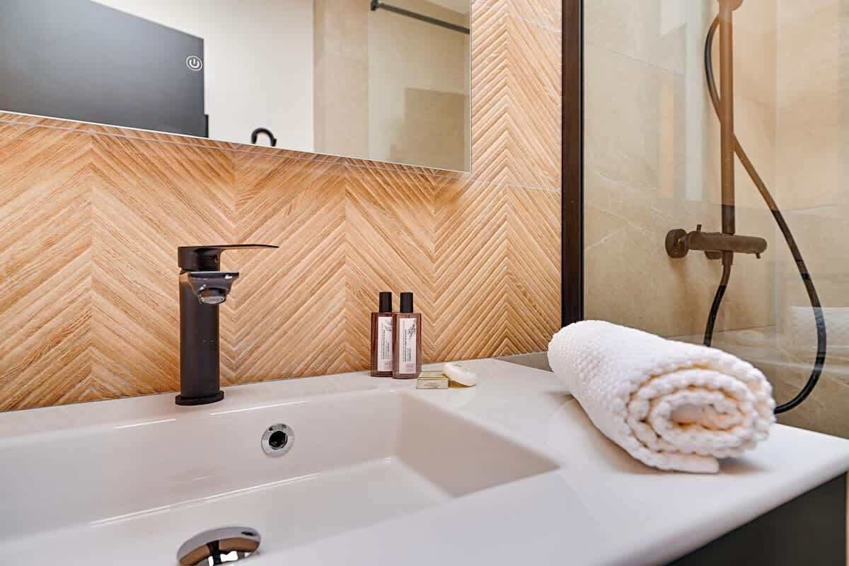 Douche, sèche-cheveux