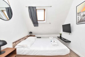 Iron/ironing board, travel cot, WiFi, bed sheets