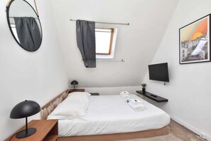 Tabla de planchar con plancha, cuna de viaje, wifi y ropa de cama 