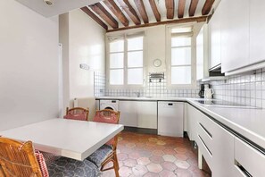 Fridge, stovetop, dishwasher, coffee/tea maker - Appartement Duplex Atypique dans le cœur du Marais (Paris)