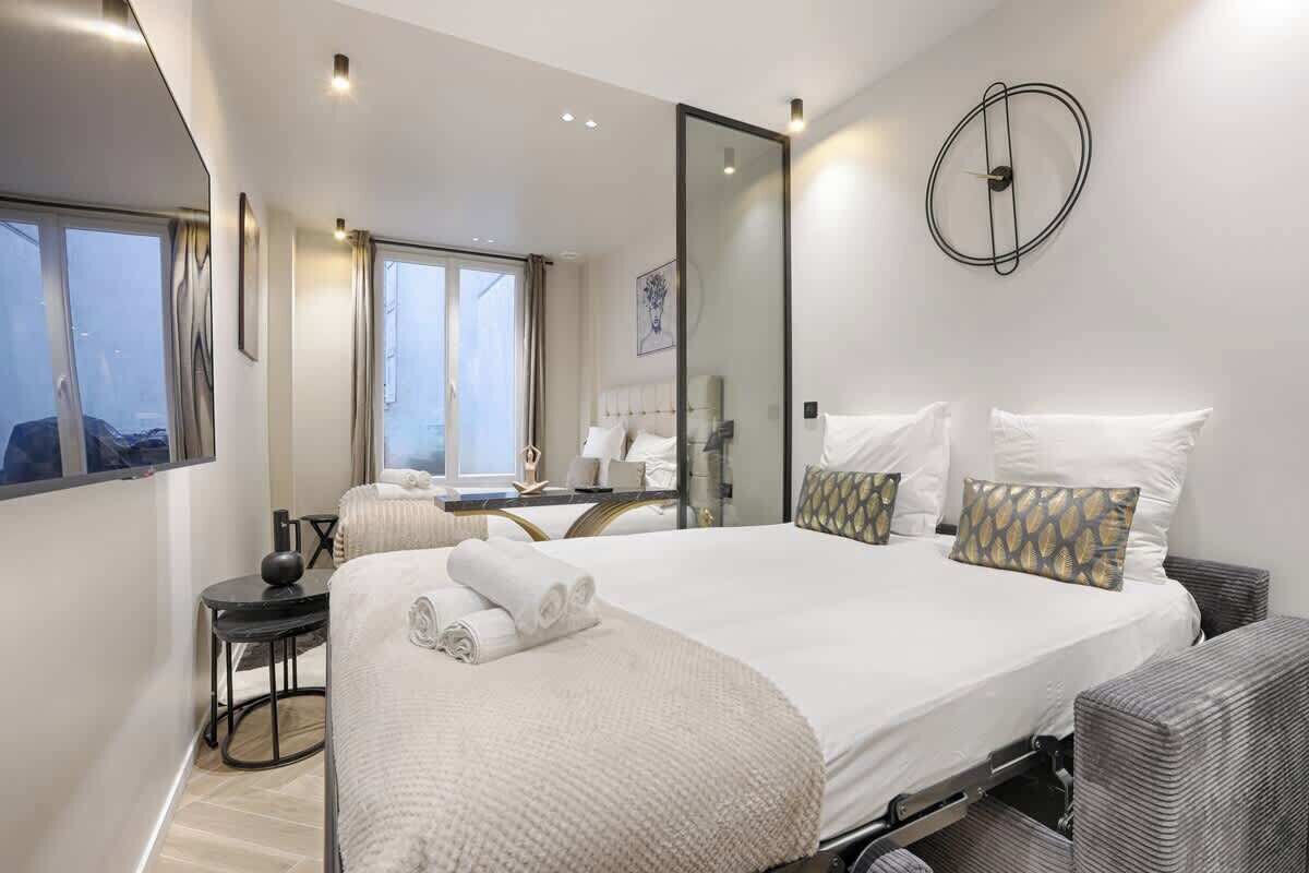 Iron/ironing board, travel cot, WiFi, bed sheets