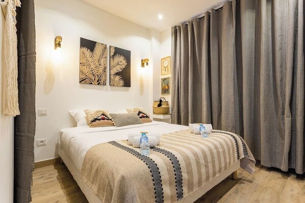 1 habitación, tabla de planchar con plancha, cuna de viaje y wifi